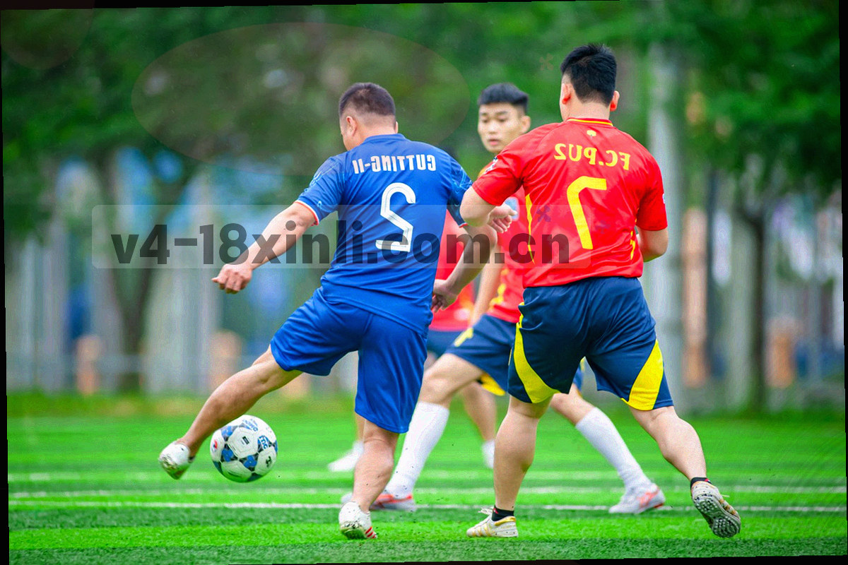 运动员奔跑的局部剪影，画面只保留腿部与地面的光影
